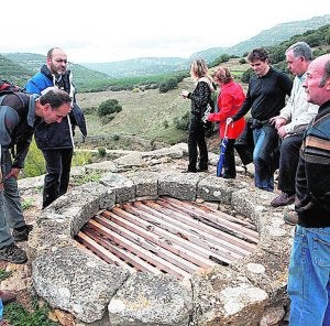 La expedición contempló de primera mano los molinos. ::
LP/