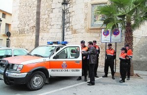 Voluntarios de Protección Civil que realizarán el servicio de transporte especial en l'Olleria. ::
LP/