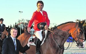 El jinete Jesús Garmendia y el alcalde de Oliva. ::
LP/