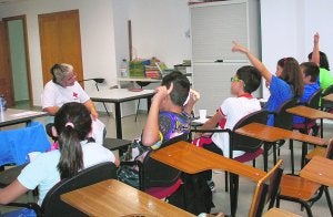 Varios niños asisten a un programa de apoyo escolar de Cruz Roja, donde también les dan la merienda. / LP/