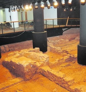 Enormes pilares sujetan el edificio que se levanta sobre las ruinas romanas que serán visitables. :: P.BONO/