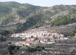Benimassot, recostado en la falda de la sierra de Almudaina, desde el recodo del 'pinet', camino de Facheca. :: V. LLADRÓ/