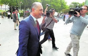 Enrique Crespo, en una de sus visitas a la Ciudad de la Justicia para declarar por el caso Emarsa. / Jesús Signes/