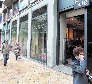 Uno de los comercios abiertos el pasado martes . :: JESÚS SIGNES/