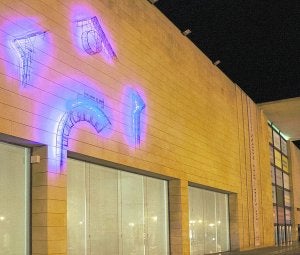 La instalación luminosa 'Broken Bohemian Façade' de Juan Garaizábal. :: LP/