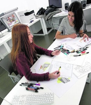 Dos de las jóvenes que han desarrollado su proyecto en Las Naves. / Signes/