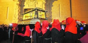 Alzira. Traslado del Sepulcro desde la iglesia de Santa Catalina de Alzira, uno de los actos más emotivos de la Semana Santa local. ::
FRANCISCO GARCÍA/