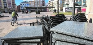 Mesas y sillas de un establecimiento hostelero, amontonadas en la plaza del Prado. ::
JUANTXO RIBES/