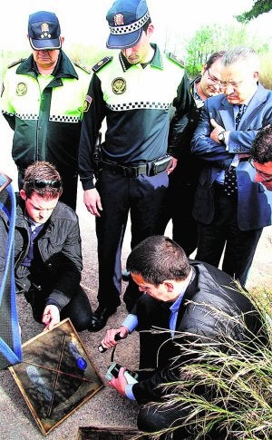 Un técnico comprueba el espray con luces ultravioleta, ayer. :: LP/