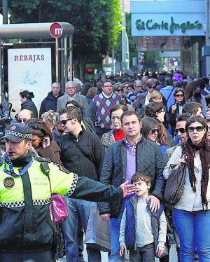 Centenares de personas, en la calle Colón de Valencia. :: J. SIGNES/
