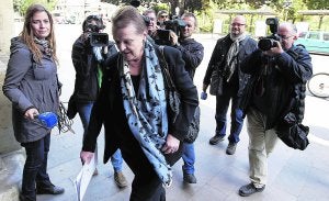 La intendente del Palau de les Arts, Helga Schmidt, ayer cuando entraba en el Tribunal Superior de Justicia. :: JESÚS SIGNES/