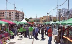 Aspecto que presentaba la explanada de las cuevas de la Torre en la I Trobada del Foc de Paterna, ayer. / LP/
