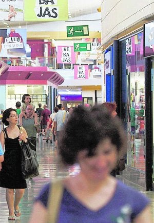 Compradores en un centro comercial valenciano. :: DAMIÁN TORRES/