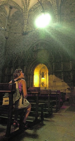 Una turista disfruta de la visita a la capilla del Santo Cáliz. :: J. SIGNES/