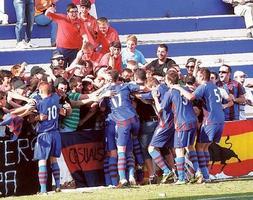 Los jugadores del Alzira celebran con la afición su gol. :: A. TALAVERA/