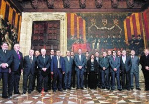 Miembros de la AVL en el saló de Corts del Palau de la Generalitat junto al presidente Fabra. :: EFE/