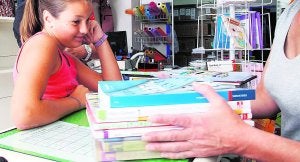 Una alumna compra sus libros de texto en un establecimiento valenciano. :: IRENE MARSILLA/