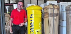 José Roselló, junto a los populares buzones que fabrican.:: LP/