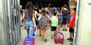 Un grupo de alumnos accede a su colegio el primer día del curso. :: DANIEL MADRIGAL/