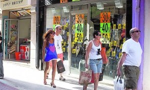 Compradores pasean delante de comercios. :: LP/