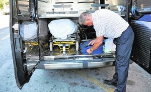 Un funerario traslada el cuerpo de una persona fallecida en Alicante. :: ELISEO MONTESINOS/