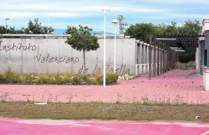 El letrero del Instituto Valenciano de la Paella, en una zona abandonada de la instalación. :: LP/