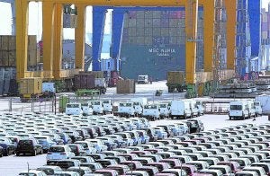 Cientos de vehículos, en las instalaciones del puerto de Valencia. :: EDUARDO MANZANA/