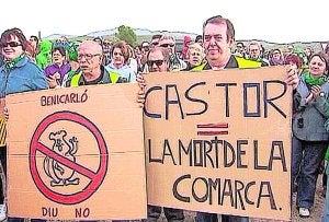 Decenas de personas siguen a dos manifestantes con pancartas contra la planta de gas. :: EFE/