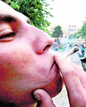 Un joven dando una calada a un porro. :: CARLOS RODRÍGUEZ/
