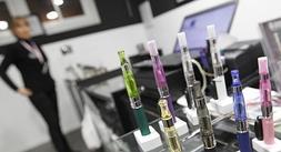 Varios modelos de cigarro electrónico en uno de los cientos de establecimientos que los suministran en Valencia. :: JESÚS SIGNES/