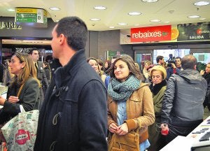 Numerosas personas acudieron ayer al inicio de las rebajas en unos grandes almacenes. :: LP/