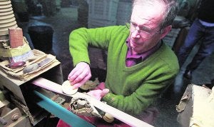 Artesanía. Antonio López pule en la cinta una castañuela. ::
JUANJO MONZÓ
Castañuelas. Las de la izquierda, acabadas, de granadillo; a la derecha, sin terminar, de fibra prensada. ::
MONZÓ/