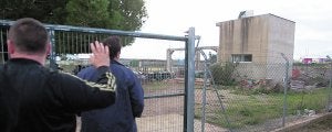 Dos vecinos observan ayer la caseta donde ocurrieron los hechos, en el partida de l´Heretat. :: DAMIÁN TORRES/