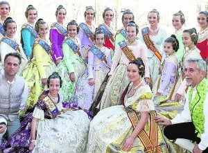 Las falleras mayores de Gandia, en el balcón de Valencia, dispuestas a ver la mascletà. ::
MIIGUEL PÉREZ/