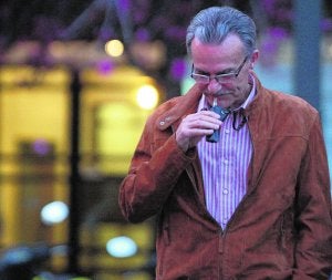 Un hombre le da una calada a su cigarrillo electrónico. :: J.MONZO/