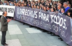 El decano de los abogados, Mariano Durán, se dirige a sus compañeros durante una protesta. :: IRENE MARSILLA/