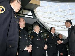 El presidente de la Generalitat, Francisco Camps , saluda a los mandos policiales durante la presentacion del plan de Infraestructuras de Seguridad y Emergencias de la Comunidad Valenciana. /EFE/