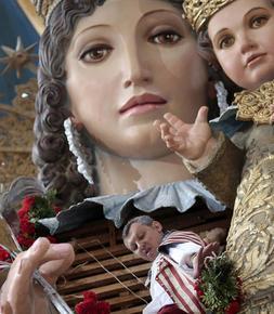 La Semana Santa marca el diseño del manto de flores de la Virgen
