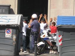 Varios menores rumanos, tras ser detenidos por la Policía en la avenida del Puerto. Foto: VICENTE MARTÍNEZ./