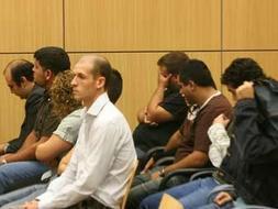 Acusados en la Sección Quinta de la Audiencia de Valencia por tenencia y distribución de fotografías y vídeos de pornografía infantil obtenidos a través de internet. Foto: Vicente Martínez/