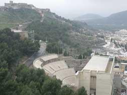 El teatro romano, con Sagunto al fondo. Foto DAMIÁN TORRES./