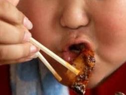 Niño comiendo. Foto: REUTERS/