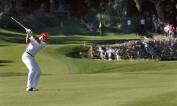 El borriolense Sergio García golpea la bola en el hoyo 4 en la última jornada del Volvo Masters de Valderrama, ayer./