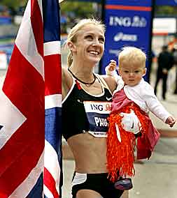 La británica Paula Radcliffe posa junto a su hija Isla tras adjudicarse el maratón de Nueva York./