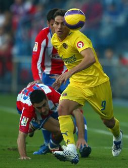 Guille Franco, que ayer volvió al once, se lleva el balón ante dos rivales./