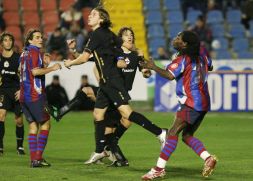 Savio, a la izquierda, y Riga observan la trayectoria del balón en el partido contra el Deportivo./