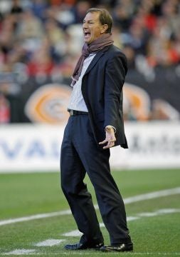 De Biasi se desespera en la banda de Mestalla./