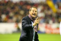 El entrenador del Levante, De Biasi, da instrucciones a sus jugadores./