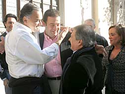 Esteban González Pons, Gerardo Camps, Alfonso Rus y Belén Juste se saludan en la puerta del Palacio de la Exposición antes del mitin de ayer./