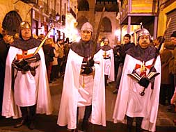 Un momento del desfile, con las torres de Serranos al fondo./